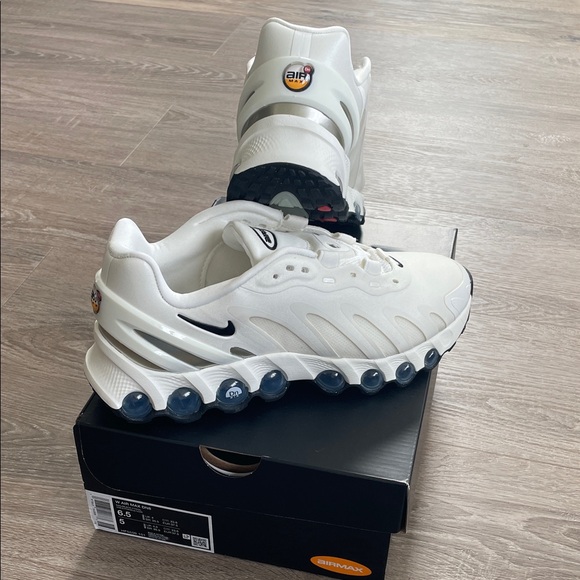 Nike White and Black DN8 Air Max Plus Sneakers - Picture 1 of 2